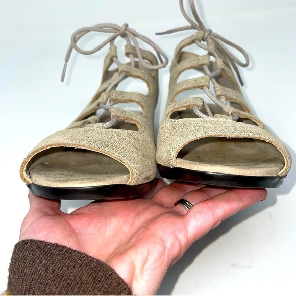 Munro Leather Lace-Up Sandals Size 8 | Tan - Picture 5 of 9